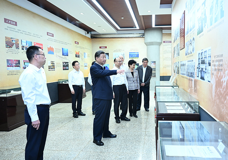 9月6日至8日，中共中央總書記、國家主席、中央軍委主席習近平在黑龍江考察。這是7日上午，習近平在哈爾濱工程大學哈軍工紀念館考察。