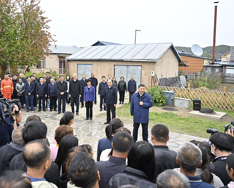 9月6日至8日，中共中央總書記、國家主席、中央軍委主席習近平在黑龍江考察。這是6日下午，習近平在大興安嶺地區(qū)漠河市北極村考察時，同當?shù)厝罕娪H切交流。