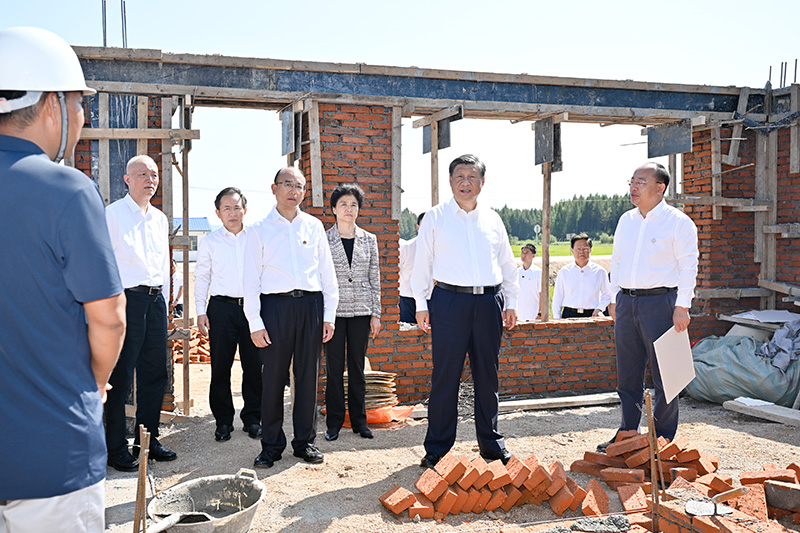 9月6日至8日，中共中央總書記、國家主席、中央軍委主席習近平在黑龍江考察。這是7日上午，習近平在遭受洪澇災害的哈爾濱尚志市老街基鄉(xiāng)龍王廟村，察看水毀房屋重建情況。